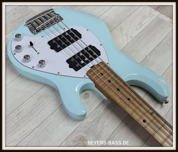 Preview: Sterling by Music Man StingRay Ray35 HH Roasted Maple, Daphne Blue